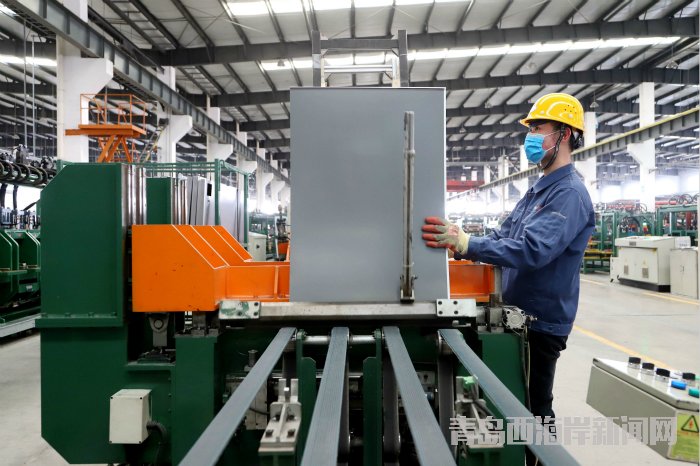 青島海容商用冷鏈股份有限公司車(chē)間工人在生產(chǎn)線上作業(yè)(王培珂攝)_meitu_14.jpg
