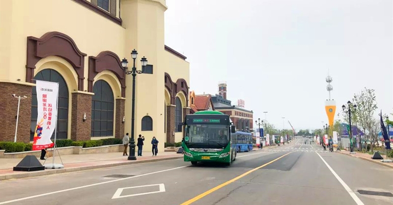 公交車開進金沙灘啤酒城